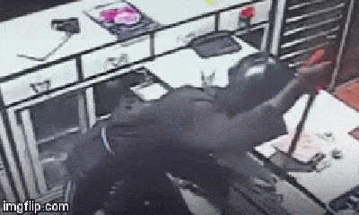 Video: Trộm đột nhập hiệu thuốc, dùng xà beng phá ngăn kéo, vơ vét hết tiền mặt