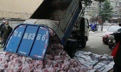 Dùng xe vệ sinh môi trường để chở thịt cung cấp cho cư dân ở Vũ Hán