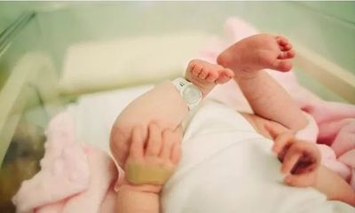 Em bé sơ sinh ở Anh trở thành bệnh nhân nhiễm corona nhỏ tuổi nhất thế giới