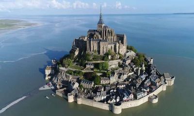 Video: Vẻ đẹp tuyệt mĩ của lâu đài cổ kính nổi giữa mặt nước ở Pháp