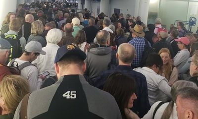 Sân bay Mỹ hỗn loạn: Người dân từ châu Âu xếp hàng dài chờ kiểm tra sức khỏe