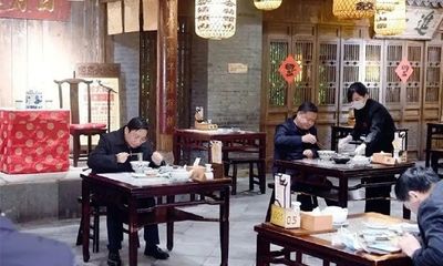 Trung Quốc: Nhiều quan chức xuống phố mua sắm tạo niềm tin cho người dân