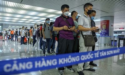 Sân bay Tân Sơn Nhất chật kín người nước ngoài trước giờ tạm dừng cấp thị thực