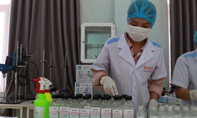 Trường đại học Buôn Ma Thuột pha chế hơn 4.500 lít dung dịch rửa tay sát khuẩn phục vụ cộng đồng