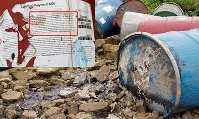 Hà Nội: Xác định đối tượng vứt thùng phuy nghi chứa chất độc hại xuống sông Hồng