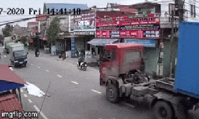 Video: Kinh hoàng cảnh hai thanh niên đầu trần phóng xe vượt ẩu, đâm thẳng vào container