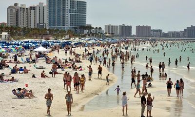 Bất chấp dịch Covid-19 bùng phát, bãi biển, quán bar ở Mỹ vẫn đông nghẹt khách