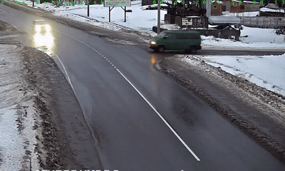 Video: Vừa bị minivan đâm vào phần hông, sedan tiếp tục bị một xe khác tông văng trên đường mưa