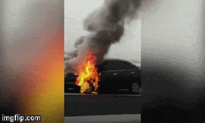 Xe Camry bốc cháy trơ khung trên cao tốc Hạ Long-Hải Phòng