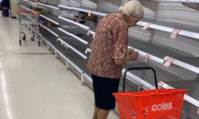 Xót xa cảnh cụ bà bật khóc khi đứng trước các kệ hàng trống trơn tại siêu thị