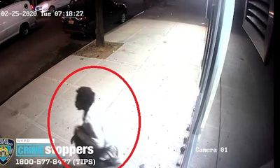 Video: Tên cướp bị nạn nhân chống cự, phải nhảy từ tầng 2 khách sạn xuống đất để thoát thân
