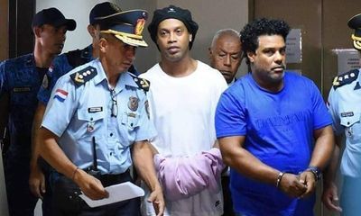 Ronaldinho đối diện mức án 10 năm tù sau nhiều cáo buộc liên quan đến đường dây rửa tiền