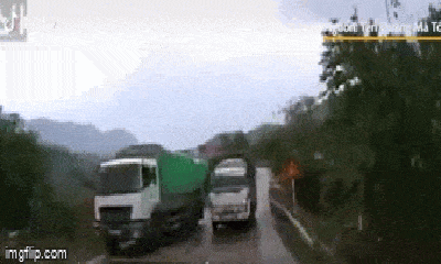 Video: Xe tải vượt ẩu, tông trực diện ô tô chạy ngược chiều