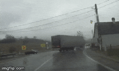 Video: Vào cua tốc độ cao, container mất lái, va chạm kinh hoàng với 2 xe SUV