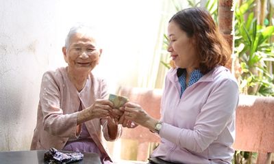 Mẹ Việt Nam anh hùng 91 tuổi gửi tặng tiền tiết kiệm cho các y bác sĩ tuyến đầu chống 
