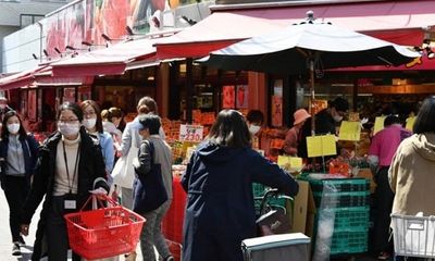 Người dân Tokyo chen chúc đi mua đồ dự trữ 