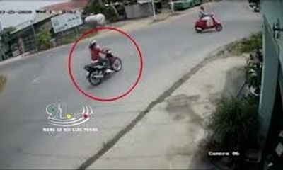 Video: Va chạm trực diện với xe tải, cô gái bị kéo lê trên đường
