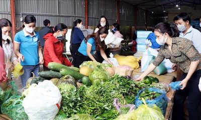 Nhiều giáo viên ở Hà Tĩnh tình nguyện nấu cơm miễn phí cho người cách ly