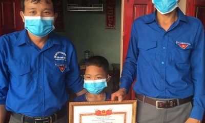 Nghệ An: Tặng giấy khen cho cậu bé 8 tuổi dũng cảm cứu 2 bạn đuối nước 