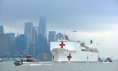 Người Mỹ không đeo khẩu trang, tụ tập xem tàu bệnh viện lớn nhất thế giới cập cảng New York
