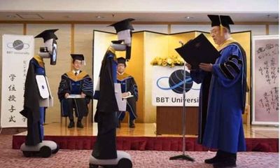 Trường học Nhật Bản khiến dư luận thế giới xôn xao với hình ảnh trao bằng tốt nghiệp bằng robot