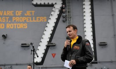 Thuyền trưởng tàu sân bay Mỹ bị cách chức vì thư kêu cứu thủy thủ mắc Covid-19 bị rò rỉ