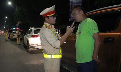 Uống rượu rồi lái xe trái đường, thầy giáo ở Nghệ An bị công an 