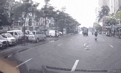 Video: Tài xế ô tô tải đánh lái xoay 180 độ tránh xe đạp điện bất ngờ sang đường