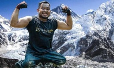 Video: Người đàn ông Malaysia liệt 2 chân chinh phục thành công Everest
