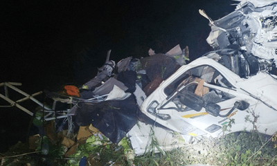 Lâm Đồng: Xe tải đổ đèo không may rơi xuống vực, tài xế nguy kịch trong cabin