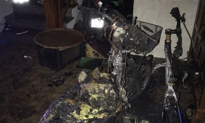 Cháy nhà giữa đêm, cảnh sát phá cửa cuốn cứu 4 người mắc kẹt