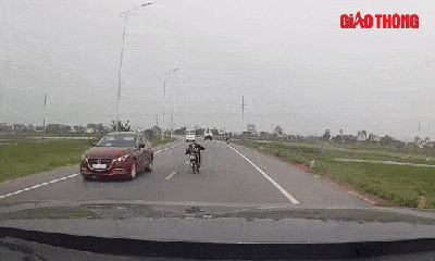 Video: Tài xế ô tô giật mình vì bị xe máy tạt đầu