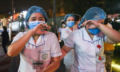 Khoảnh khắc bác sĩ, y tá bật khóc khi bệnh viện Bạch Mai dỡ bỏ cách ly