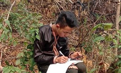 Học sinh vùng cao dựng lán, đào củ rừng kiếm tiền mua thẻ điện thoại để học online trong mùa dịch