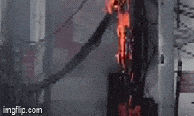 Video: Cột điện cháy đùng đùng sau hàng loạt tiếng nổ, người dân hoảng loạn bỏ chạy