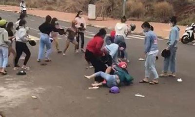 Nhóm nữ sinh tụ tập, đánh nhau túi bụi ngay trước cổng trường khiến cộng đồng mạng phẫn nộ