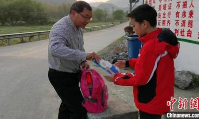 Thầy giáo 60 tuổi mỗi ngày đi bộ hơn 30 km để đưa bài tập cho học sinh phải nghỉ học vì dịch