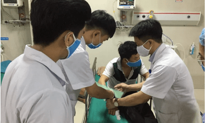Nam thanh niên đến bệnh viện cấp cứu cùng con rắn hổ mang dài 2 m