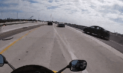 Video: Toyota Camry lao quá nhanh, mất lái, đâm đuôi xe khác trên cao tốc