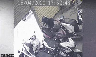 Video: Tên trộm liều lĩnh đột nhập nhà dân, bẻ khóa trộm xe máy trong 3 giây