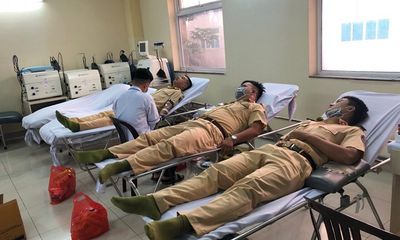 CSGT hiến máu cứu người dân nghèo vượt qua cơn hoạn nạn