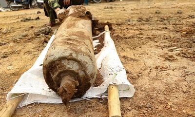 Điện Biên: Đào đất làm nhà phát hiện bom bi nặng hơn 100kg bị sót từ chiến tranh