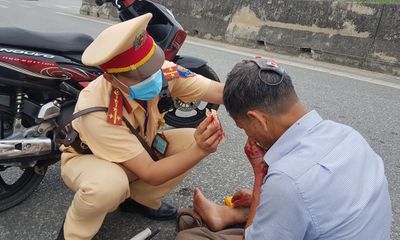 Xúc động hình ảnh chiến sĩ CSGT cầm máu cho người gặp tai nạn