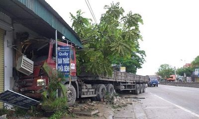 Nghệ An: Xe tải mất lái đâm vào nhà dân bên quốc lộ 1A lúc nửa đêm