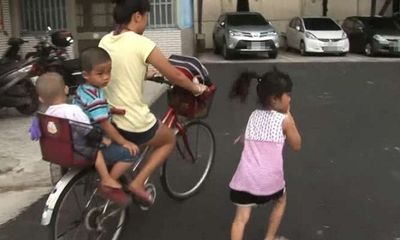 Mẹ đạp xe để con gái 6 tuổi chạy bộ theo sau tới trường, biết được sự thật ai cũng cảm động