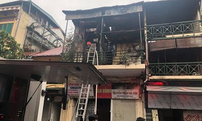 Ngôi nhà trên phố Hàng Ngang bất ngờ lại bùng cháy