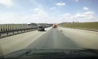 Video: Xe tải bất ngờ bị rơi bánh trên đường, sedan phía sau lĩnh hậu quả