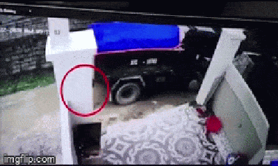 Video: Tài xế xe tải lùi xe cán bé trai tử vong rồi xóa dấu vết hiện trường