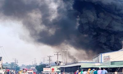 Đang cháy lớn tại công ty sản xuất bao bì ở Tiền Giang: Phó giám đốc công an tỉnh chỉ đạo chữa cháy