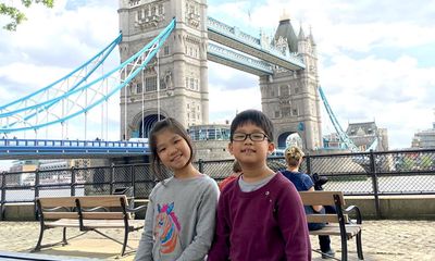 2 trẻ em Việt Nam tặng Anh 20.000 khẩu trang y tế